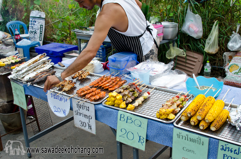 Evening grilled food stalls