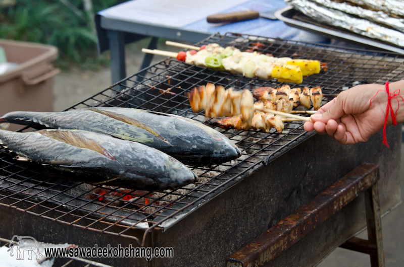 Evening grilled food stalls