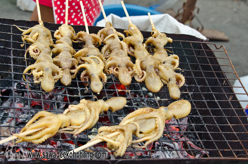 Evening grilled food stalls