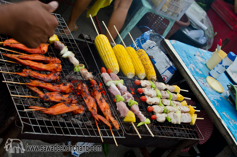 Evening grilled food stalls