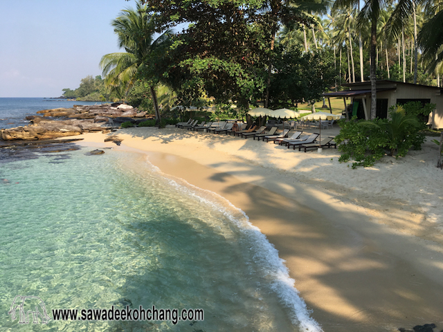 Snorkelling beach at the right of the pier