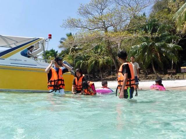 Snorkelling around Koh Chang